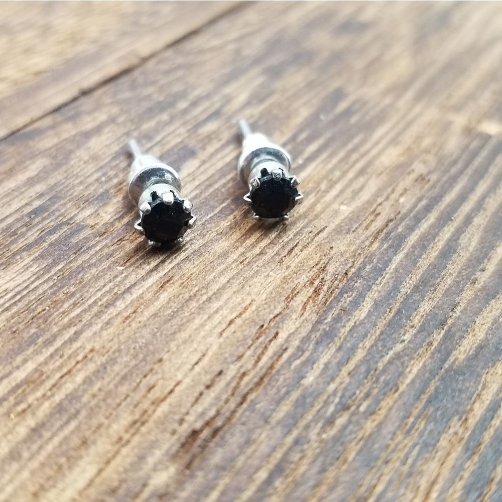 Black studded earrings for pierced ears E0319